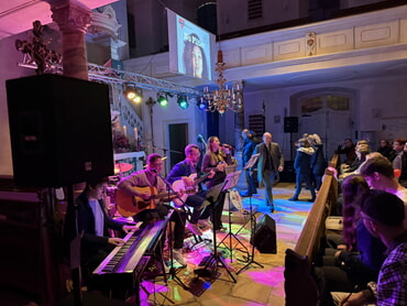 Band Meadow7 im Jugendgottesdienst.